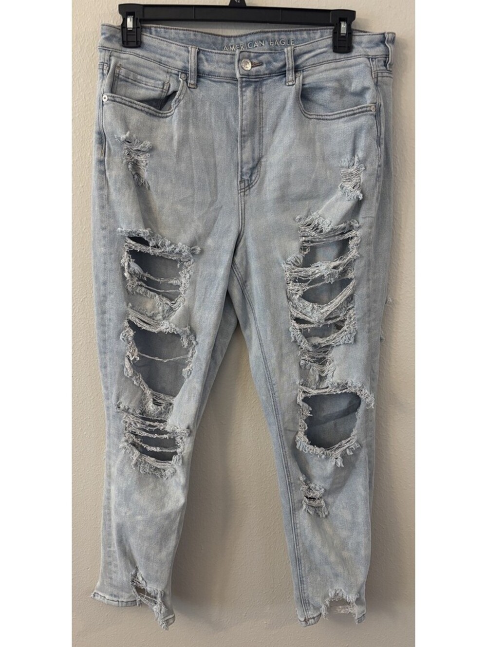 American Eagle Women’s Light Wash Distressed Mom Jeans Size 16 R